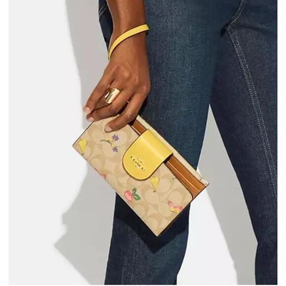 Coach Phone Wallet Wristlet Signature Canvas C Dreamy Veggie Print Yellow Tan - Picture 1 of 9